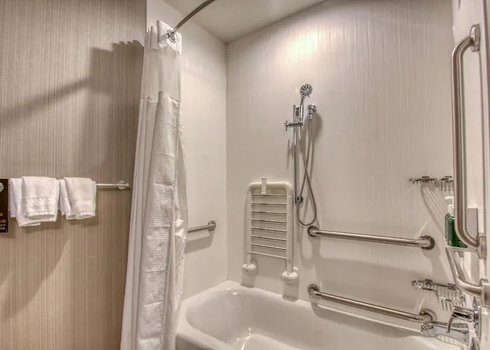 Courtyard By Marriott Fargo